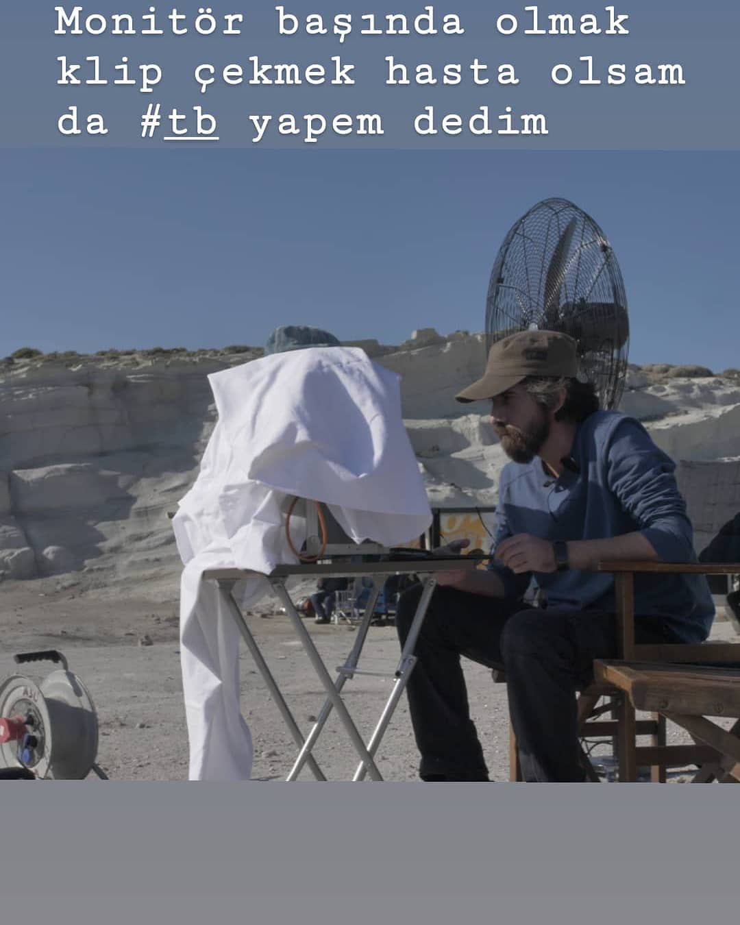 Ü. Ufuk Tosun sette monitör başında